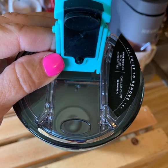 32 oz Brumate Turquoise color Tumbler with spill/ leak proof lid - Picture 4 of 4